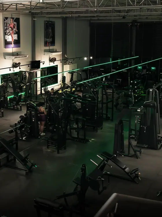 Salão de musculação com faixas de LED verdes