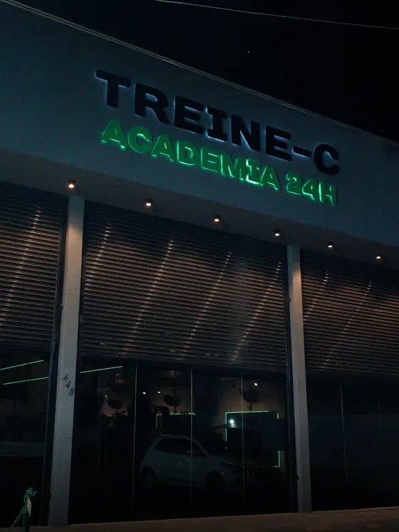 Fachada iluminada da unidade 24 Horas