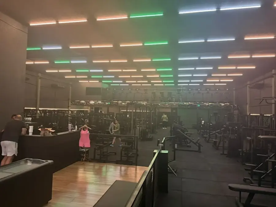 Interior da unidade Centro com teto de LEDs coloridos sobre o salão de máquinas
